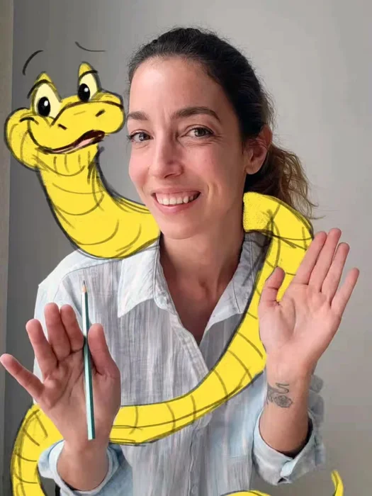 Laura Vandal sourit, un serpent dessiné enroulé autour de ses épaules