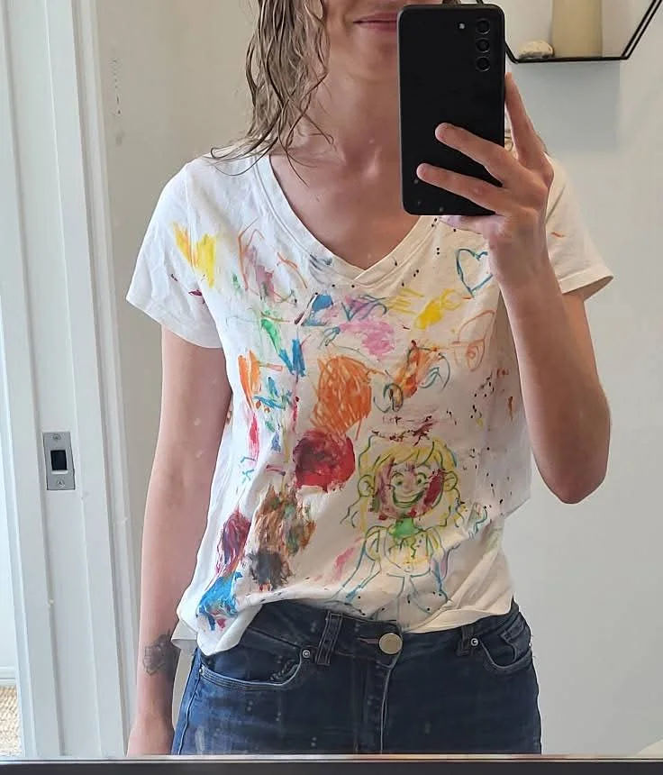 Un t-shirt blanc couvert de dessins colorés