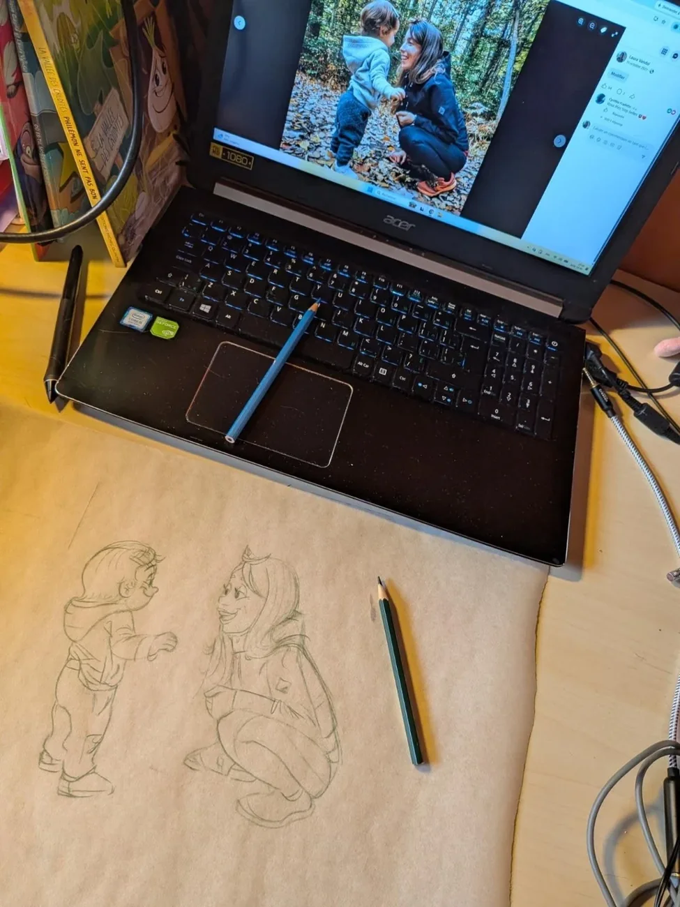 Croquis au crayon d’une maman et de son enfant, à côté de la photo de référence à l’écran