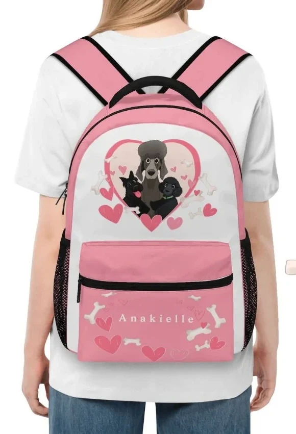Le même dessin imprimé sur un sac à dos rose porté par une enfant