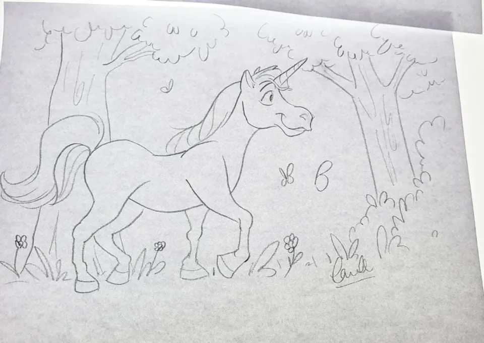 Licorne au crayon qui se promène entre les arbres et les fleurs